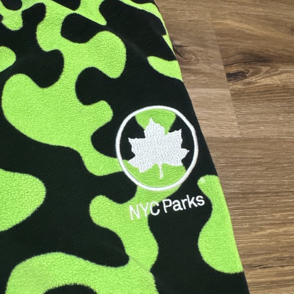 NIKE Pants Men's MEDIUM Black Green Polar Fleece Jogger NYC Parks CU1396-313 - Picture 5 of 13